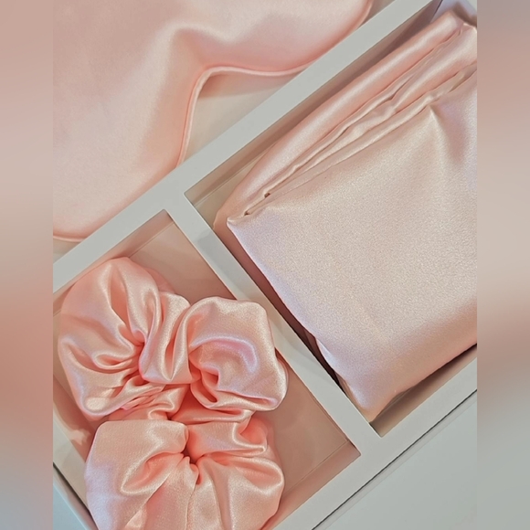 Luxury GIFT set 100% Silk Pillow Case, Sleeping Eye Mask, Scrunchies - Picture 4 of 13